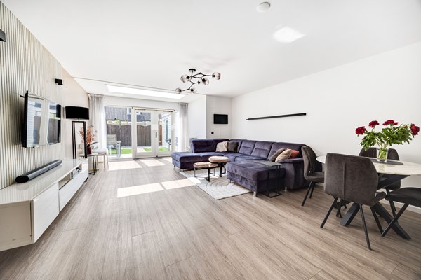 Uitgebouwde, zonovergoten tussenwoning met vier slaapkamers en diverse vernieuwingen
